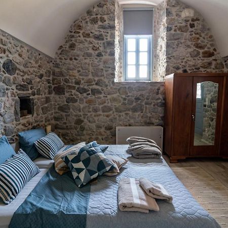 Englezena'S Guesthouse Leonidio Bagian luar foto